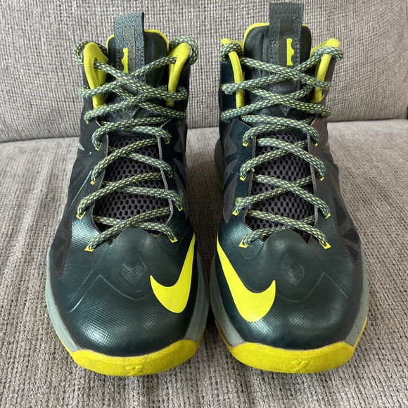 LeBron 10 Dunkmam sneaker in youth size 6 - Picture 2 of 10